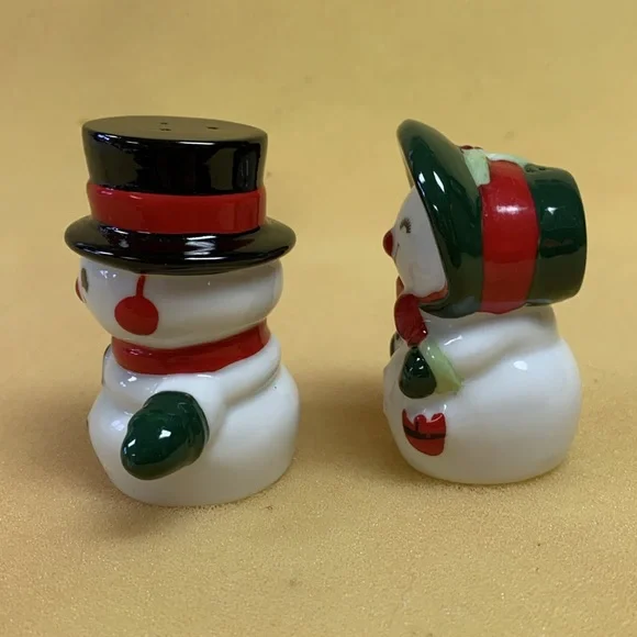 Snow-Couple Salt & Pepper Shakers - Picture 2 of 10